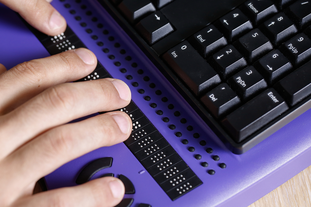 Sous un clavier standard, une ligne en braille permet à l'utilisateur de lire le contenu de l’écran